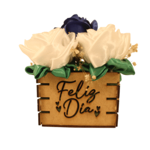 Flores echas a mano, en cinta satin