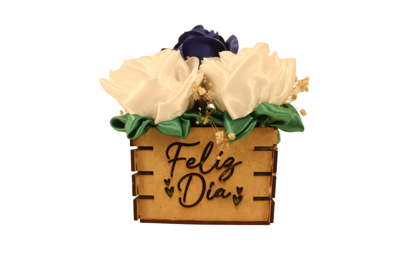 Flores echas a mano, en cinta satin