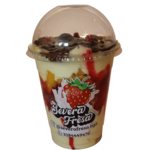 Fresas con crema artesanal y diferentes toppings y salsas opcionales para el cliente