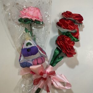 Muñecas de tela, moños, flores eternas de cinta, sombreros pintados, y más hecho a mano